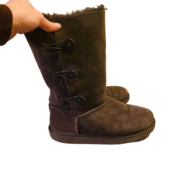 ⭐️ UGG Triple Button Boots - Picture 2 of 9